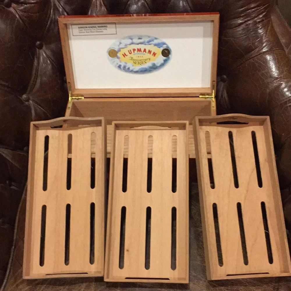 H Upmann cigar humidor - Picture 4 of 4